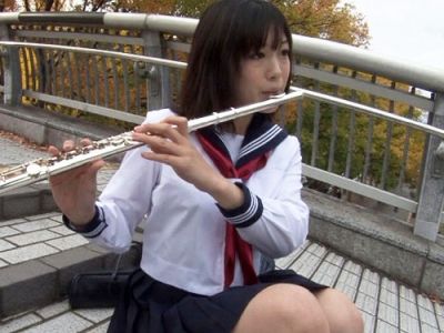 《秋月めい》吹奏楽部のおとなしい女子校生が、オジサンに誘惑されてしまう！